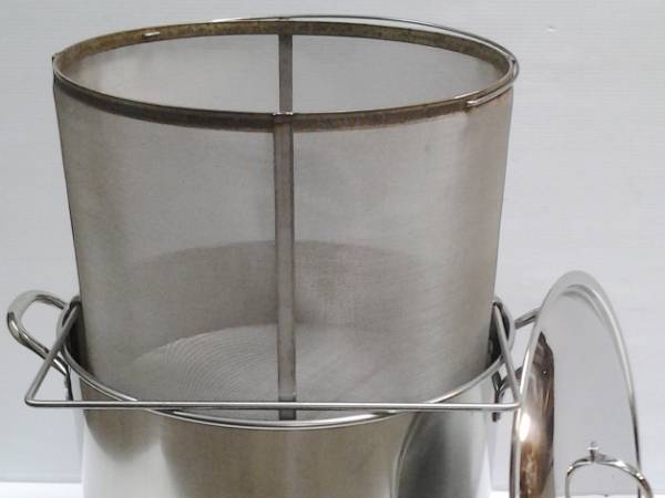 Un panier filtre de brassage dans une bouilloire de brassage pour contenir du houblon