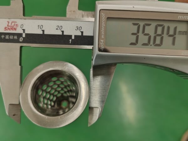 The flange outer diameter of the small conical perforated filter element is 35.84 mm.