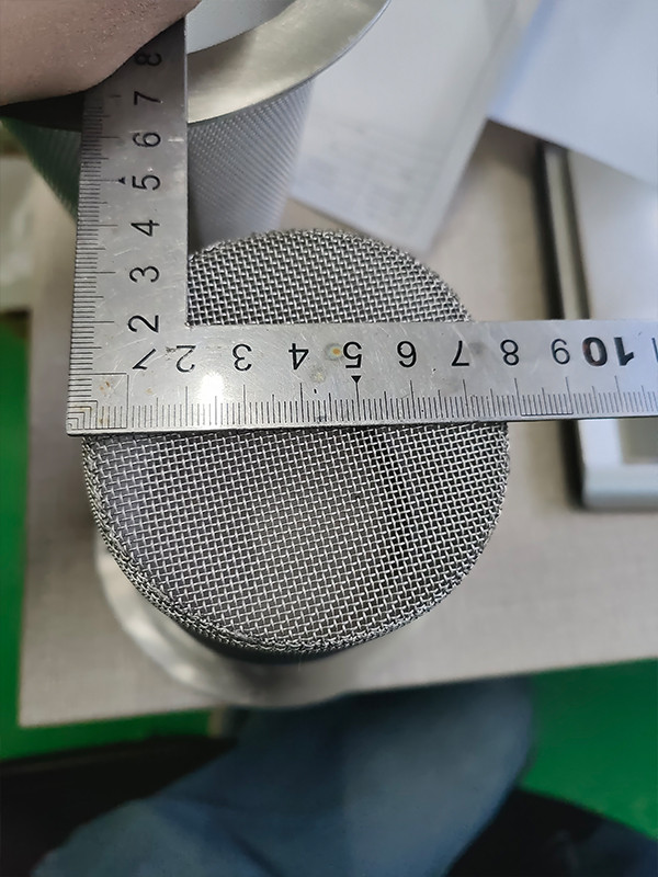 The bottom diameter is measured to be 82 mm using a caliper.