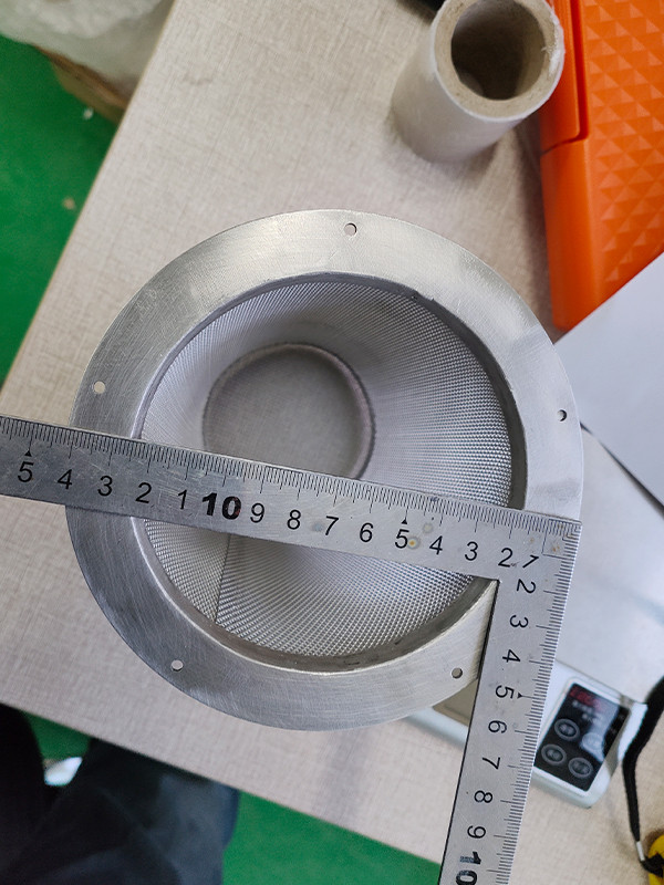 The flange outer diameter is measured as 142 mm using a caliper.