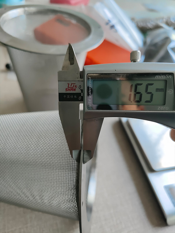 The flange thickness is measured to be 1.65 mm using a caliper.