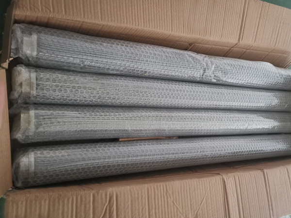 Several pieces of polymer melt filter elements are placed in the carton.elements.
