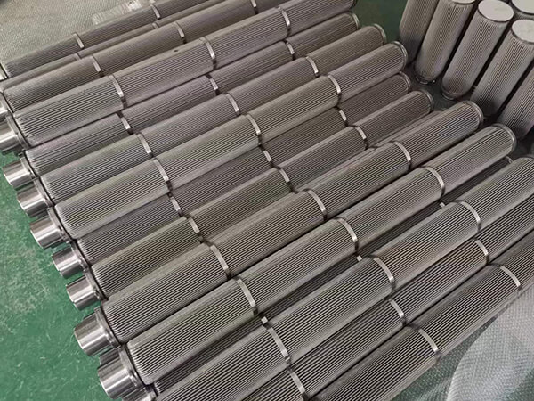 Multiple finished polymer filter melt elements placed on the green ground