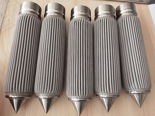 5 polymer melt filter elements with arrows on one end