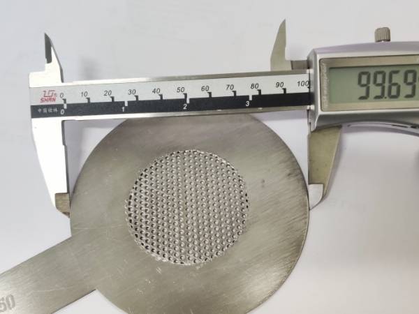 Measure the flange outside diameter of the flat temporary filter with vernier caliper