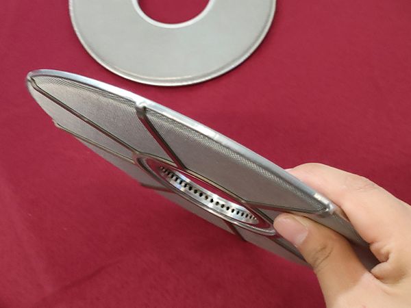 Hand-held leaf disc filter with details of the sides and inside
