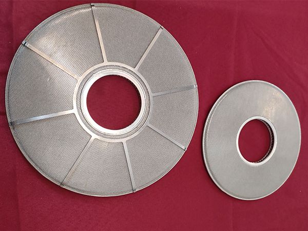 Large leaf disc filter with support frame and the small one without