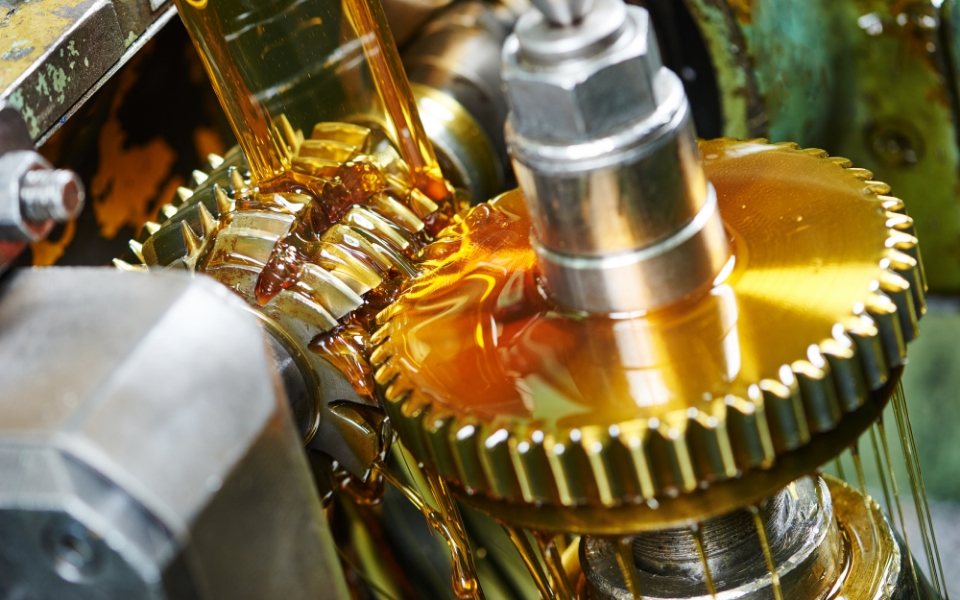The lubricating oil is injected into the gear set.