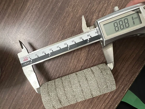 Vernier caliper measurement of the height of nickel foam tube