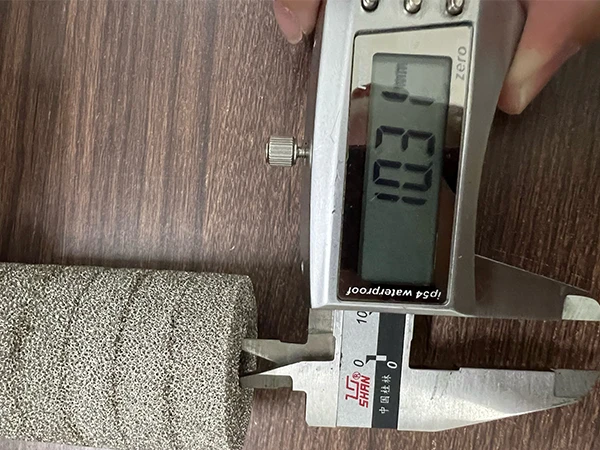 Caliper measurement of the inner diameter of nickel foam tube