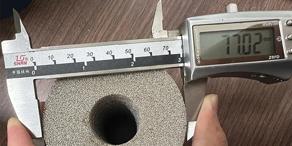 Vernierキャリパーは、77.02mmにニッケルフォームチューブの直径を測定します