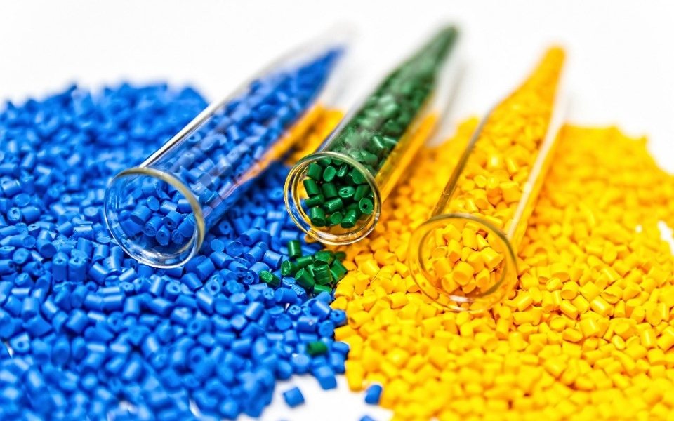 Des particules de plastique colorées sont placées sur le bureau et dans les éprouvettes.