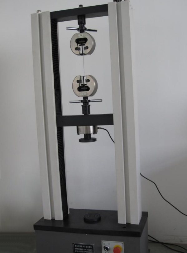 Устройство используется для проведения испытания на прочность на растяжение металлической проволоки.