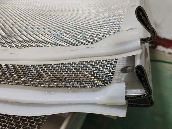 Detailed cross-section of two clamp plates for refinery sugar scalping screen mesh