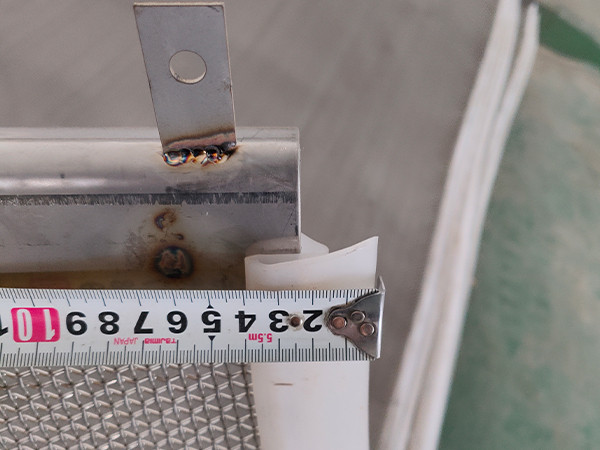 The width of the folded part on the back of the PU sheet is measured with a meter