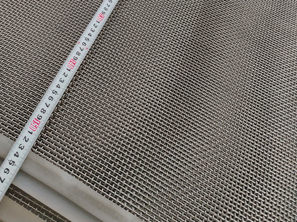 Width of the screen mesh measured with a meter