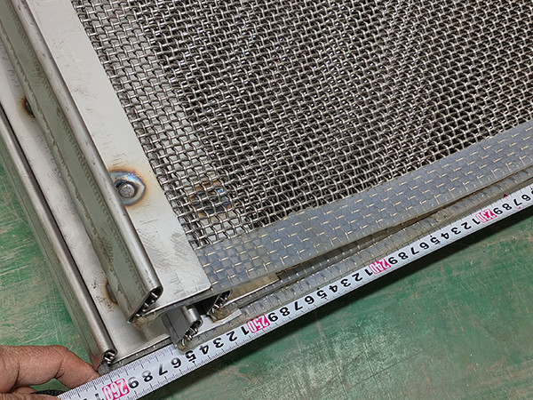 PU sheet heated and attached to the white sugar scalping screen