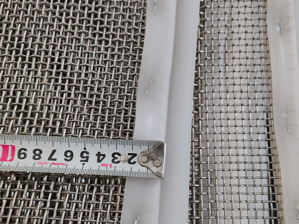 Measuring the width of the PU sheet on the sieve mesh with a ruler
