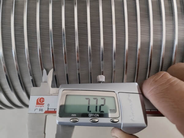 The spacing between the support rods of the wedge-shaped filter screen basket, as measured with a vernier caliper, is 7.72 mm.