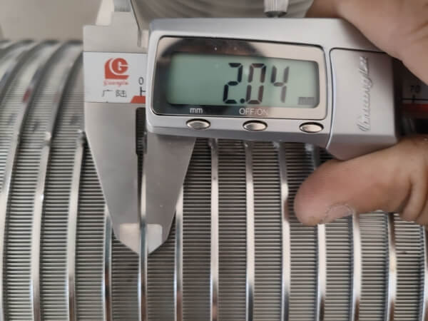 The width of the support rod of the wedge-shaped filter basket, as measured with a vernier caliper, is 2.04 mm.